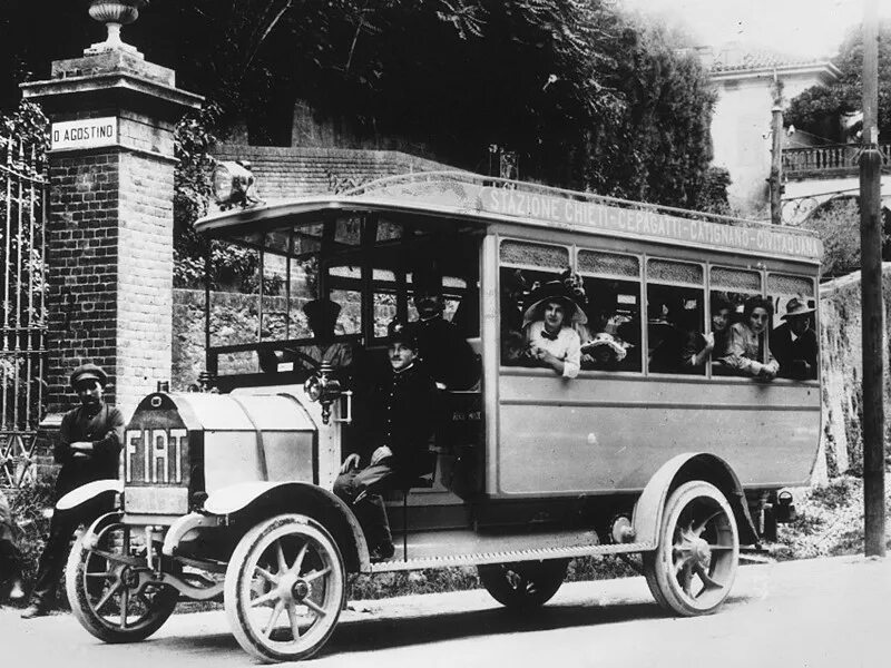 Первый автобус 12. Автобус Даймлер 1907 год. Автобус Nag 1907. Первый автобус в Москве 1907. Первый автобус в мире.