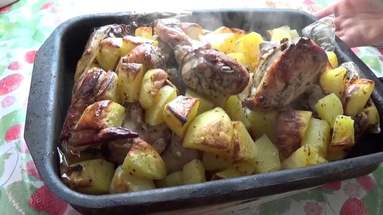 Курица с картошкой в духовке. Картофель с курицей в духовке на Протвине. Курица в духовке с картошкой на Протвине кусочками. Картошка с курицей на противне в духовке. Картошка с мясом без майонеза