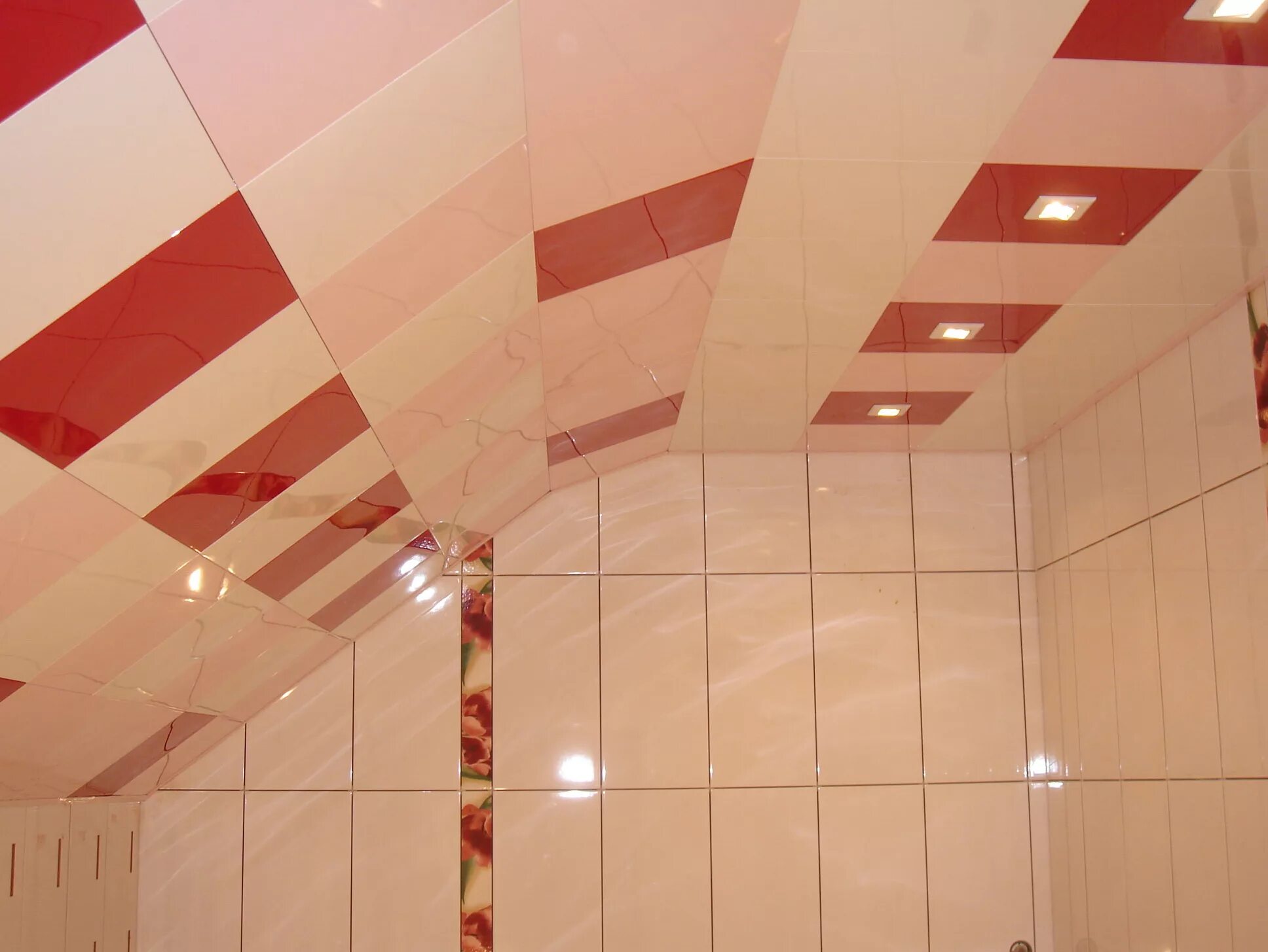 Потолок плитка в ванной комнате. Алюминиевые кассетные потолки Cesa. Потолок в ванную комнату. Кассетный потолок в ванной комнате. Плиточный подвесной потолок для ванной.
