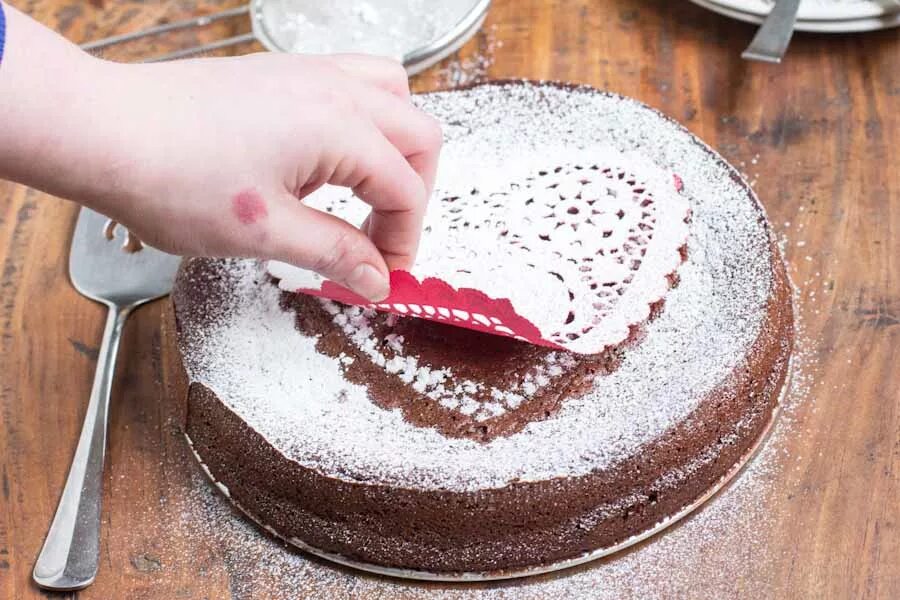 Украшение торта присыпкой. Украшения торта пудрой. Посыпает сахарной пудрой. Украшения торта пудрой. Украсить торт сахарной пудрой.