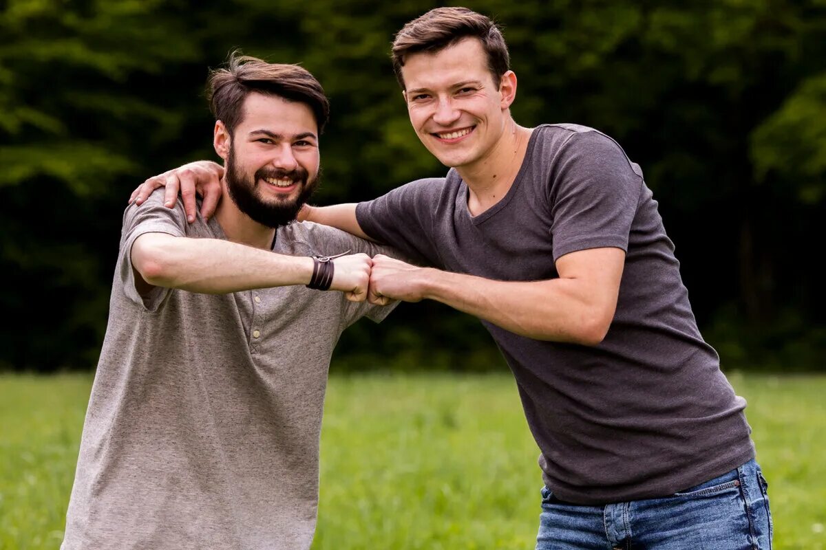 Man friend. Два друга. Man friend. Мужская дружба. Картинки трое молодых людей сидят в парке со смартфоном.