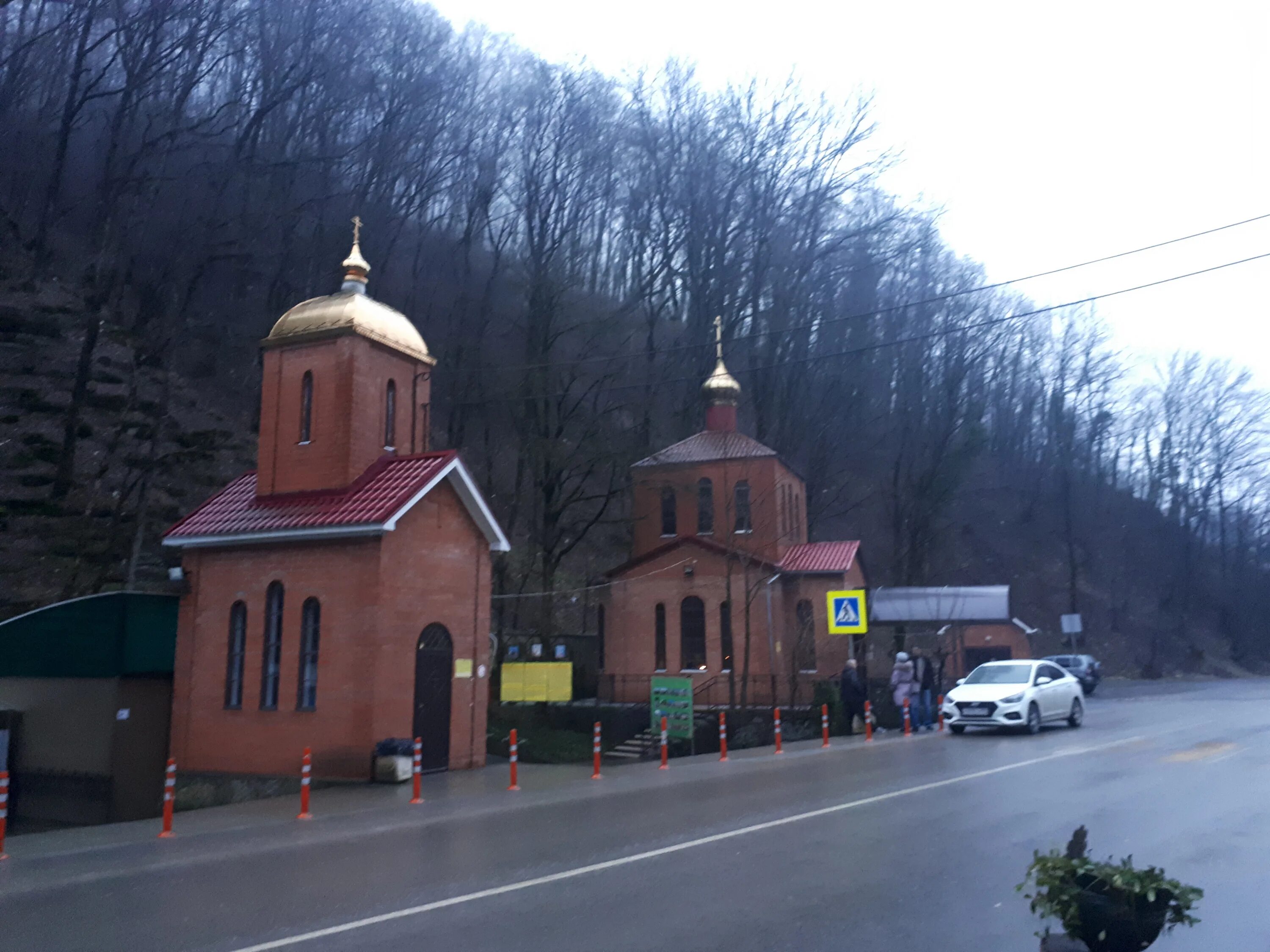 Источник святая ручка. Родник Святая ручка Краснодарский край. Золотая ручка Краснодарский край. Неберджай купель Святая ручка. Золотая ручка Новороссийск.