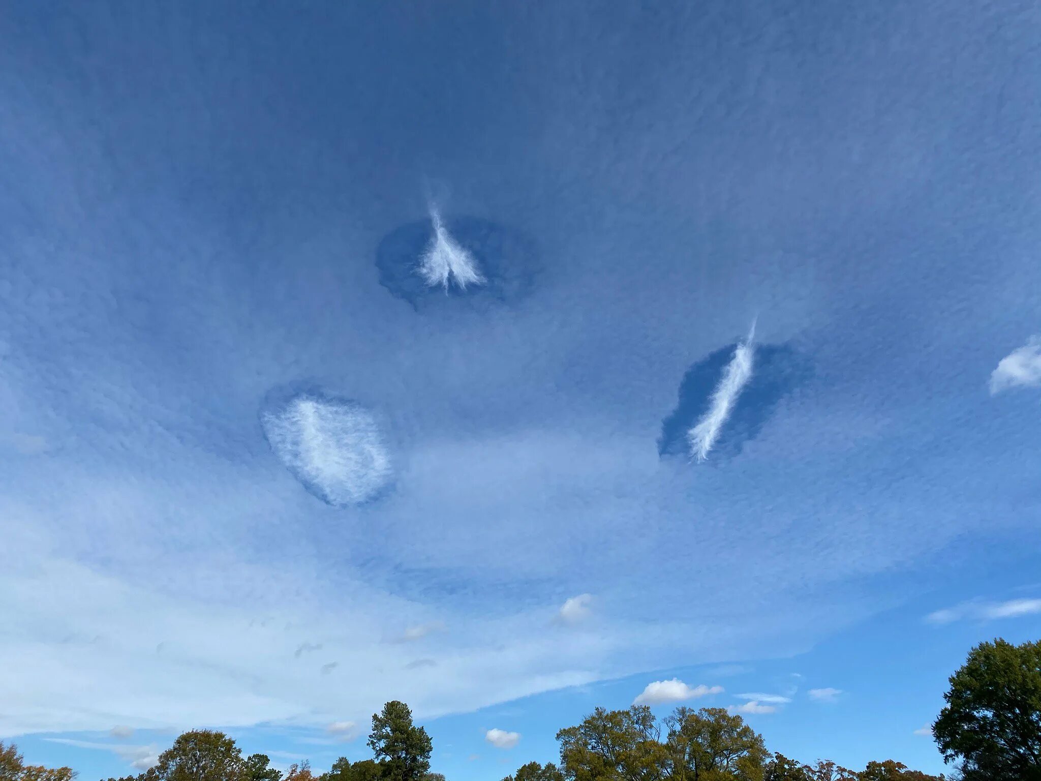 Разрывы туч. Эффект Fallstreak в перисто- кучевых облаках. Странные явления в небе. Облака. Необычные облака.