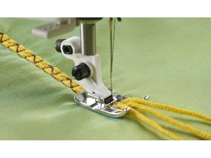 Шнур для швейной машинки. Лапка Husqvarna 4131870-45. Лапка Pfaff 820773-096. Лапки для швейных машин Пфафф. Лапка для пришивания шнура для швейной машины.