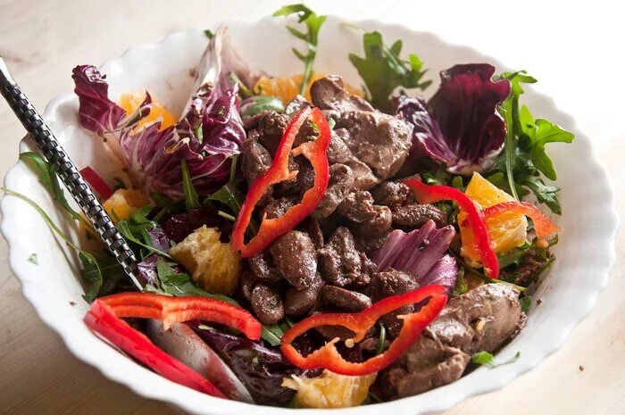 салат с куриной печенью и брусничным соусом. салат с печенью с овощами. микс салат с говядиной. салат с утиной печенью. салат с языком.