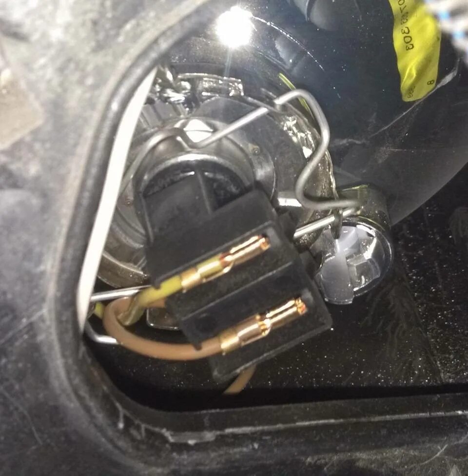 Замена ламп света ниве. Chevrolet niva лампа ближнего света. лампа ближнего света шеви нива. крепеж лампы ближнего света нива шевроле. лампочка ближнего света нива chevrolet.