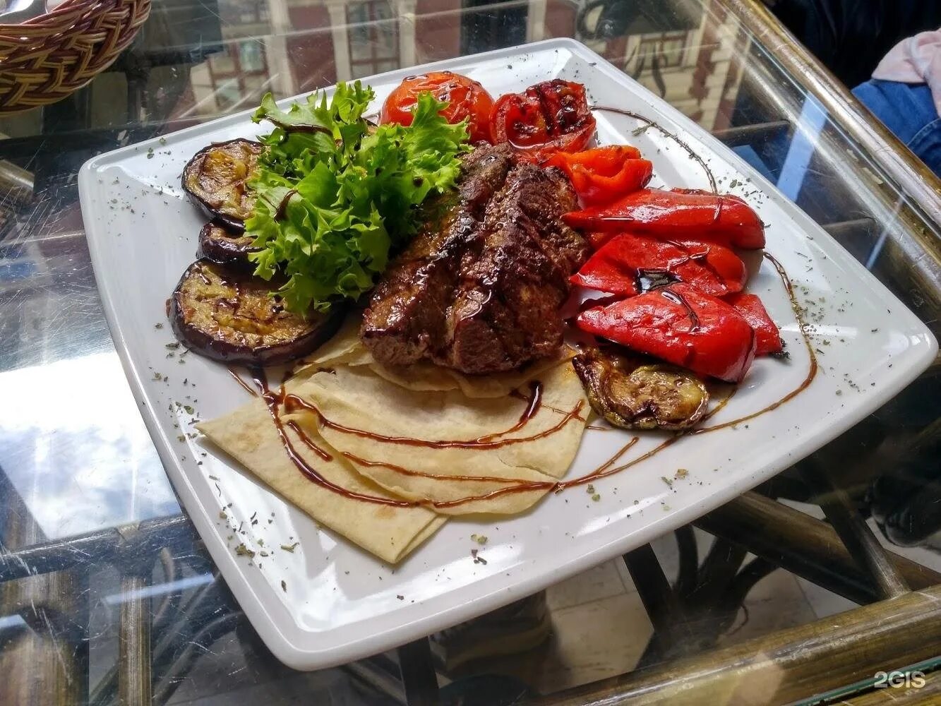 Большие тарелки ресторан. Семпре ресторан москва большая дмитровка. Стейк чураско торро гриль. Большая кухня в трц галерея. Ресторан большая еда.