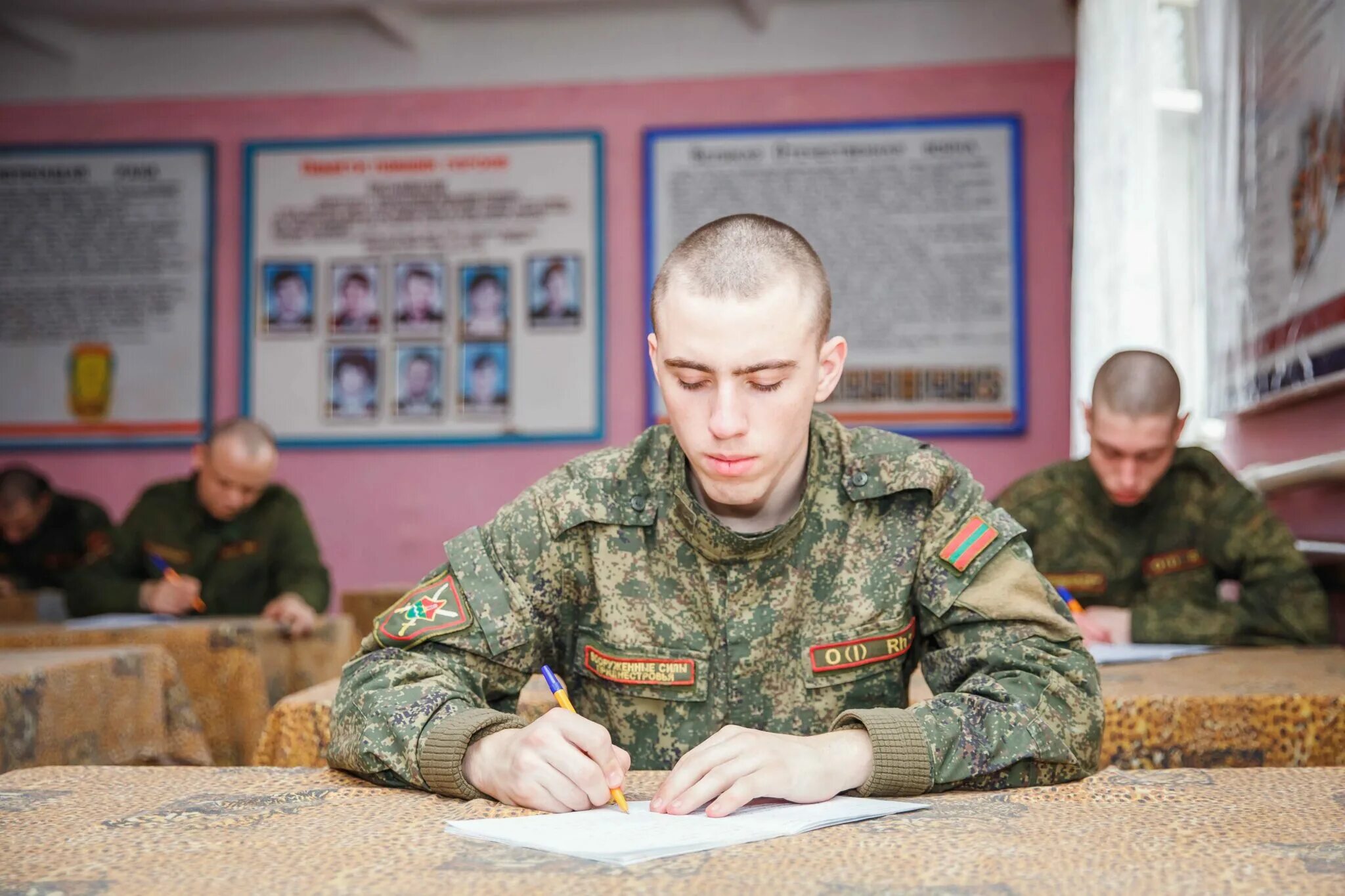 Командир в течение нескольких. Молодые солдаты. Сержант вс РФ. Злой командир в армии. Молодой военнослужащий.