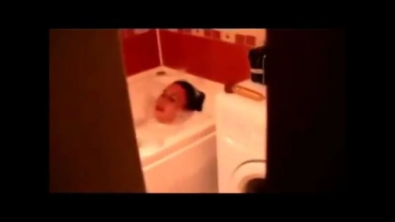 Женщины в общем душе не заметили мини камеру