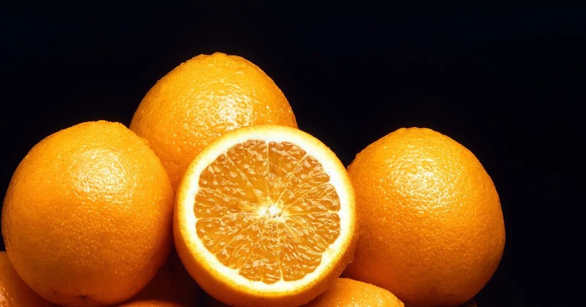 Апельсин. Апельсин 5 букв. Апельсин. Апельсин фрукт. Апельсин на черном фоне.