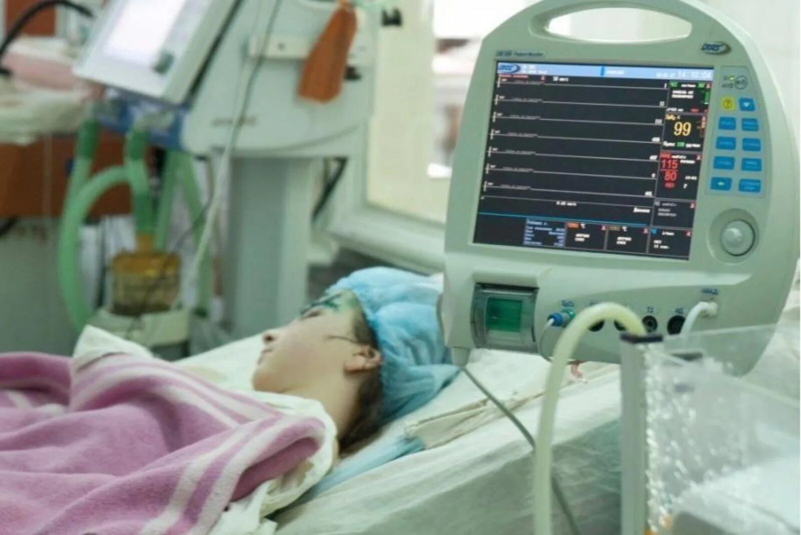 Аппарат ИВЛ реанимация новорожденных. ИВЛ аппарат в реанимации. Девушка в больнице под аппаратом ИВЛ.