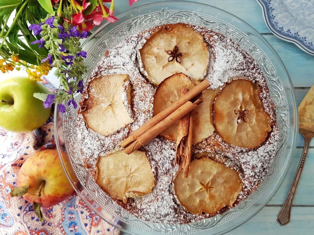 Печень с яблоками рецепт в духовке. Яблочный пирог мед орехи. Кекс с яблоком и корицей в духовке. Печенье с яблоками. Яблочный кекс с медом.