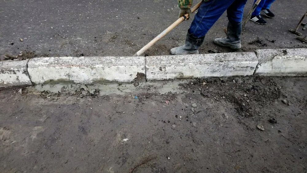 демонтаж бортовых камней. демонтаж бордюрного камня. демонтаж поребрика. демонтаж бортовых камней. демонтаж садового бортового камня.