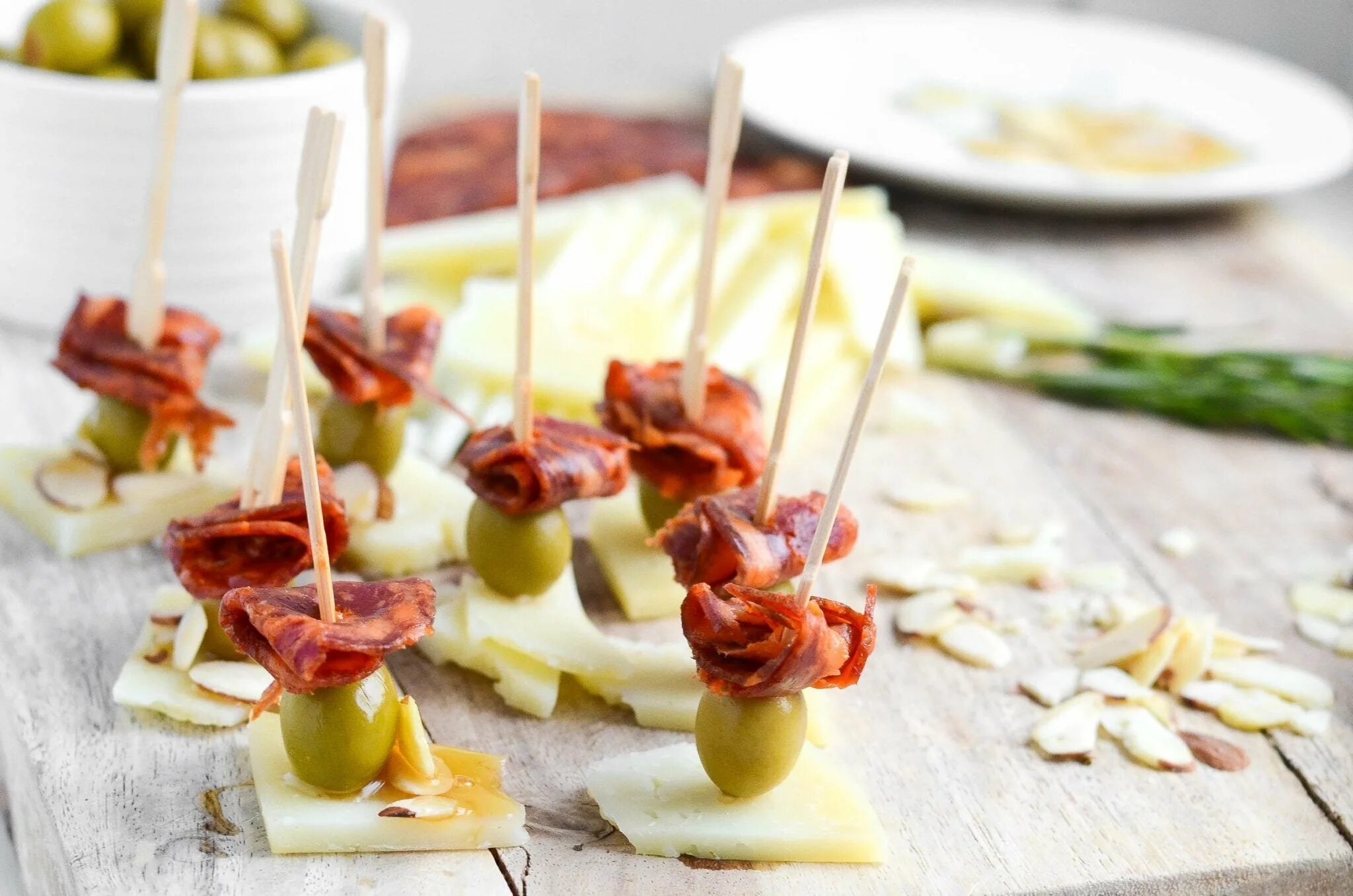 Шпажки фото. Канапе мясное ассорти на шпажках. Канапе ветчина сыр маслины. Канапешки с креветками на шпажках. Канапе с ветчиной и черри.