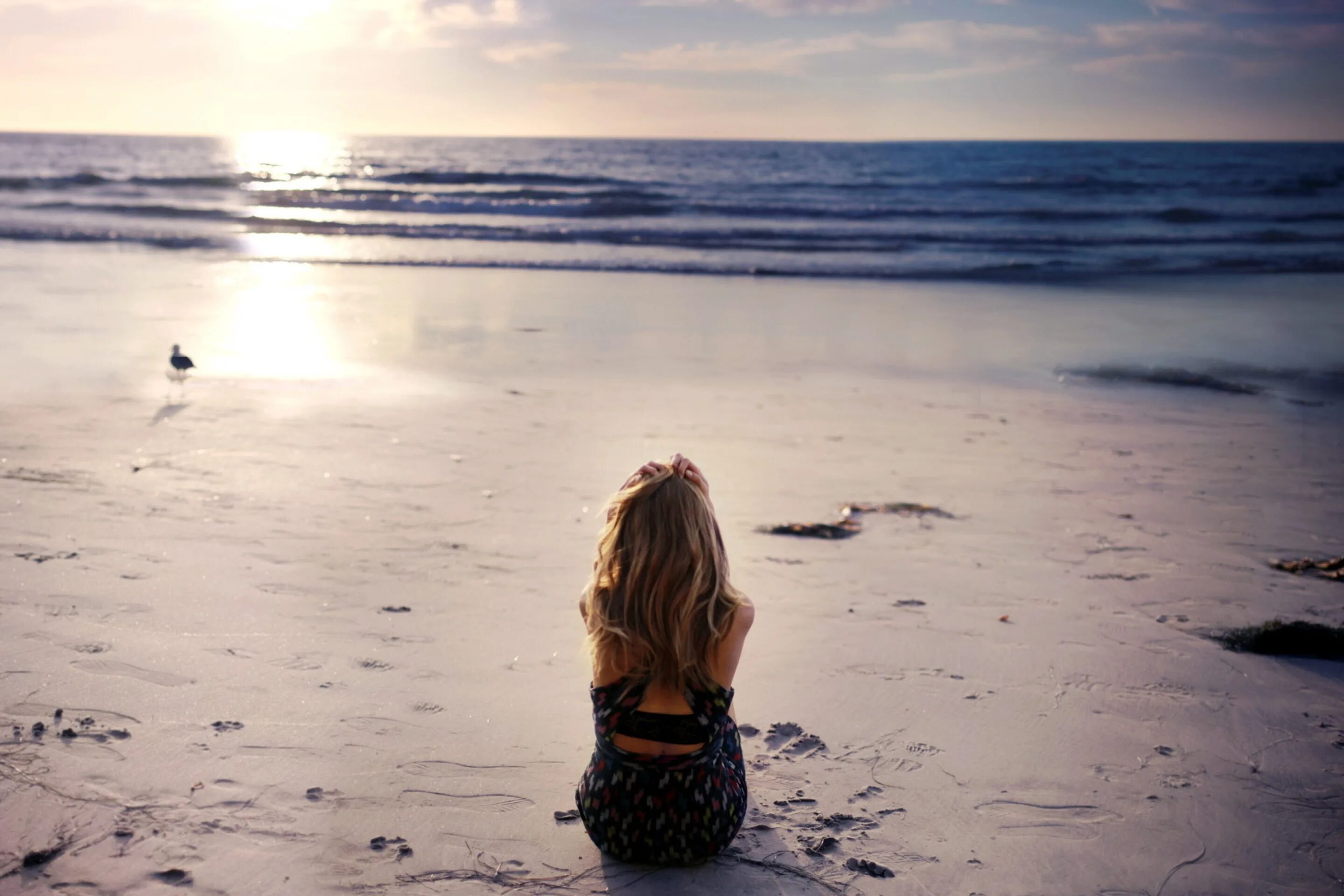 Грустью море не вычерпаешь. Девушка-море. Блондинка со спины. Девушка на берегу моря.