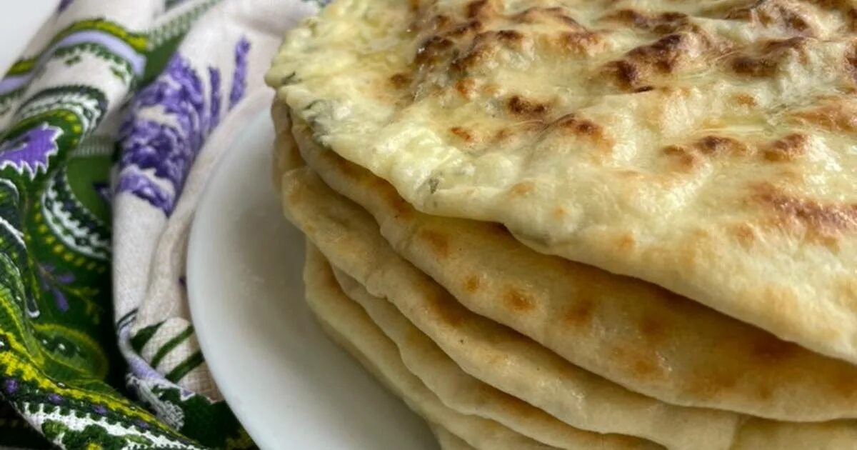 хычины с творогом и зеленью на сковороде. хычины с брынзой. дэлэн кабардинский. лепешки на кефире с творогом. творожные лепешки на сковороде на кефире с зеленью.