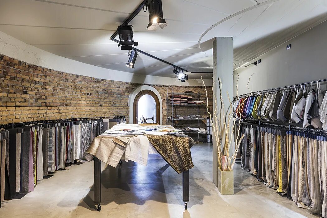 Интерьер ателье. Салон штор. Выкладка домашнего текстиля. Textile boutique. Свой магазин одежды.