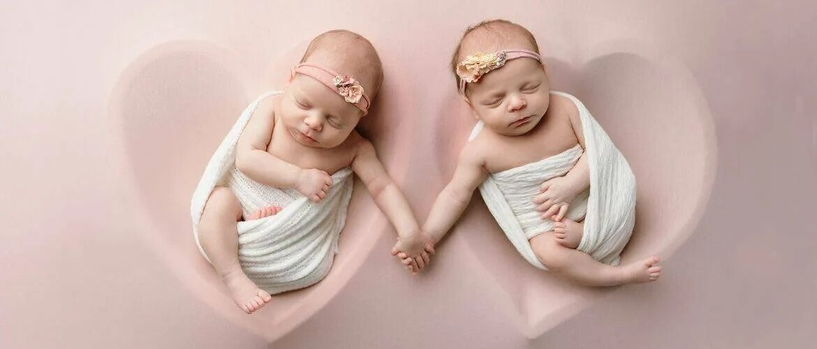 Открытка двойняшкам. Фотосессия двойняшек. Международный день близнецов. С днем рожден ядвойняшек. Сценарий двойняшкам.