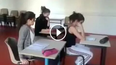 Одноклассница прямо на уроке