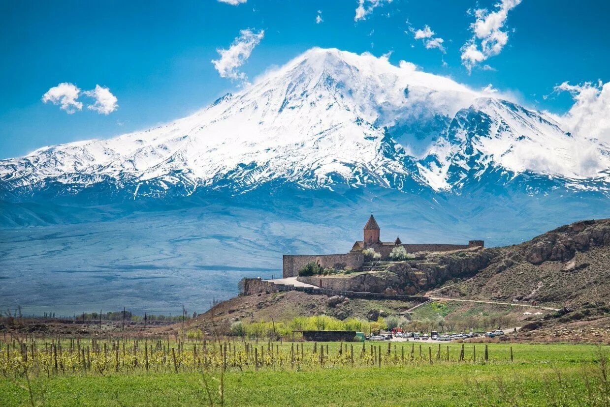 S armenia. Монастырь хор Вирап. Хор Вирап Армения. Армения Арарат монастырь хор Вирап. Гора Масис Армения.