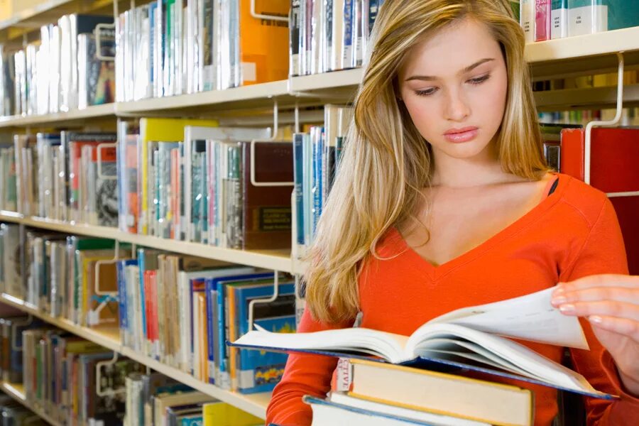 Знакомство с новой книгой. Подросток с книгой. Новые книги в библиотеке. Человек читает. Девушка с книгой.