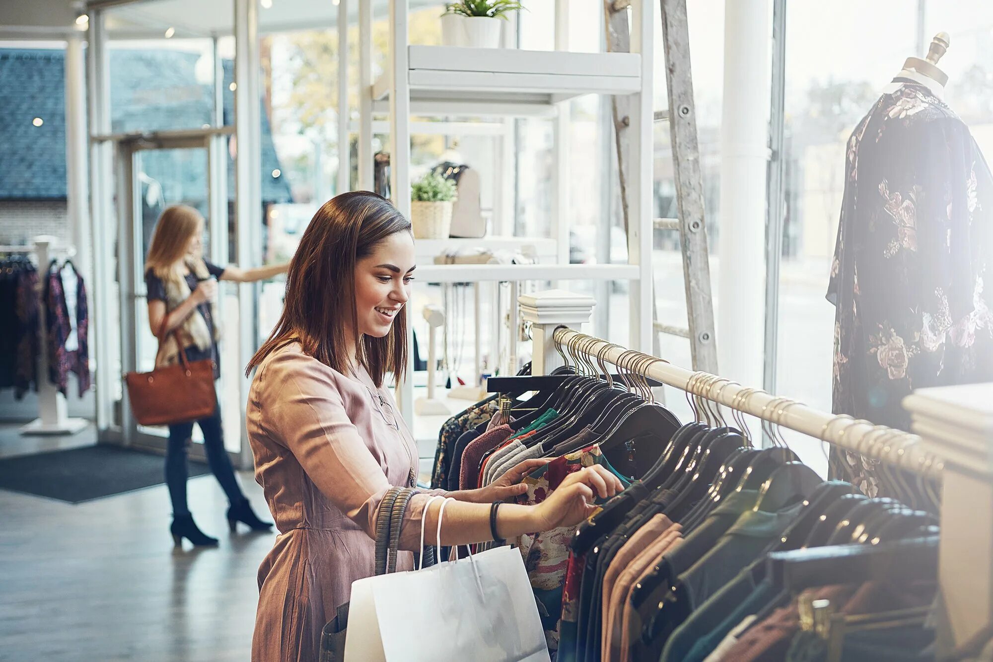 People shop store. Шоппинг сопровождение. Шоппинг со стилистом. Шоппинг сопровождение со стилистом. Люксовый шоппинг.