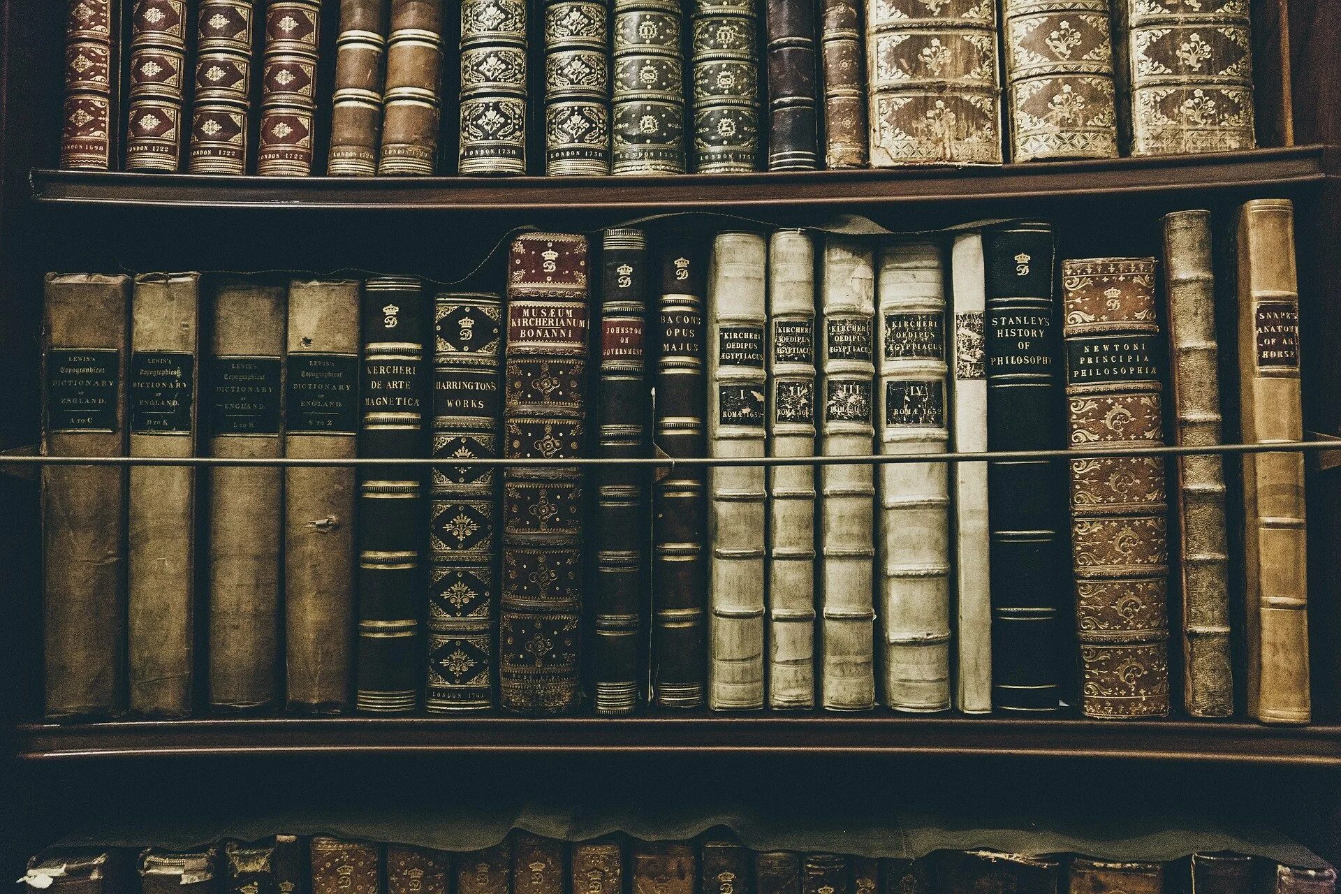 Несколько экземпляров книг. Старые книги. книги на полке. много книг. книги обои.