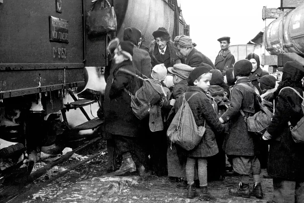 Эшелон с эвакуированными в годы войны 1941. Эвакуация населения Ленинграда в 1941-1942. Народу в дом набилось