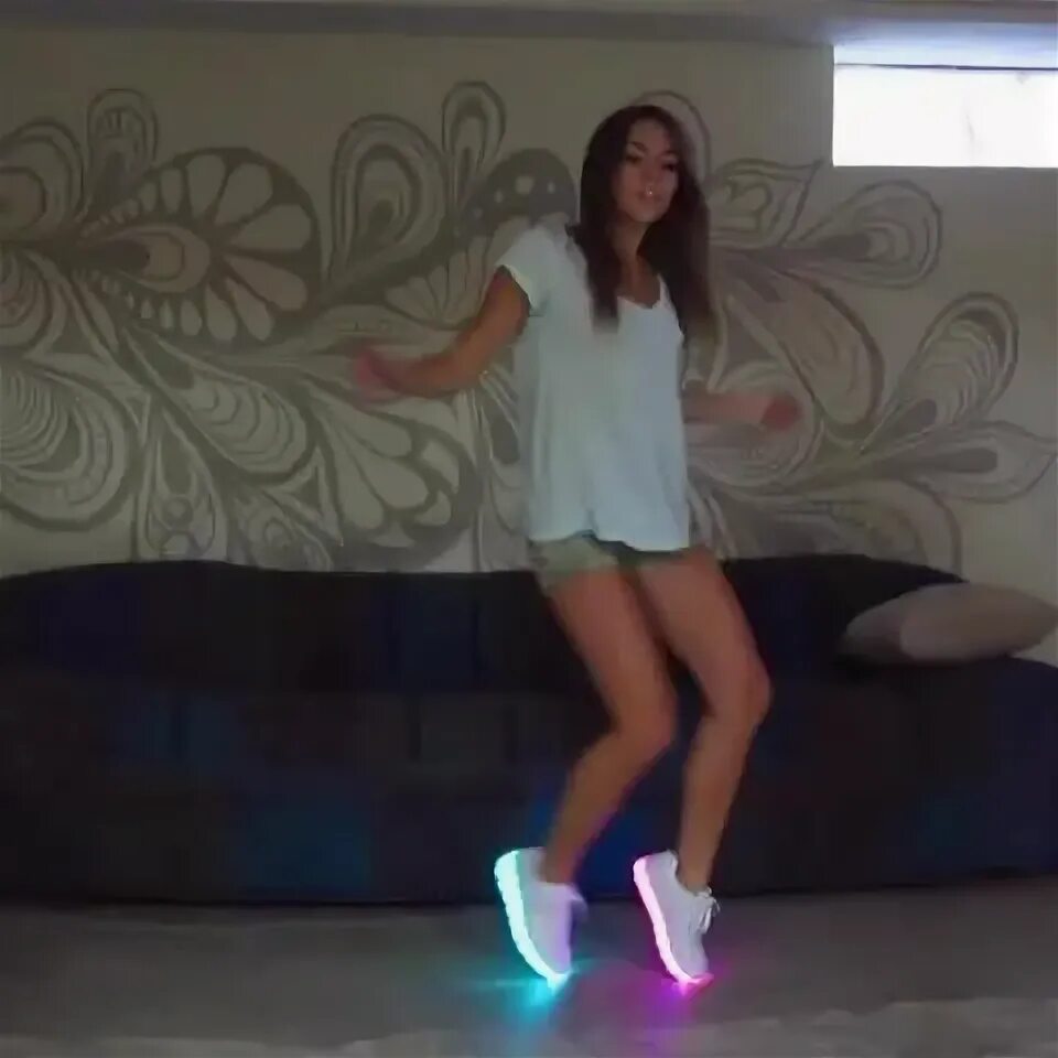Видео танцы шафл на каблуках. Танцует в кроссовках. шаффл гифки. amymarie gaertner танцы. танец в светящихся кроссовках.
