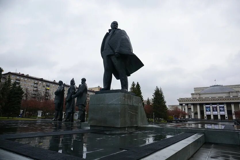 Ленин орджоникидзе. Памятник Ленину в Новосибирске. Площадь Ленина Новосибирск статуя Ленина. Памятник Ленину на пл Ленина в НСК. Памятник Владимиру Ленину Новосибирск.