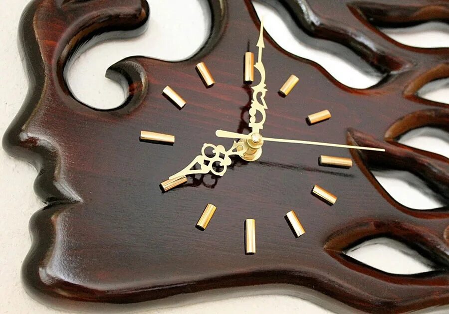 Часы настенные необычные оригинальные для спальни. Часы из виниловых пластинок. Необычные часы на стену. Часы пластиковые наручные. Пластиковая форма часы.