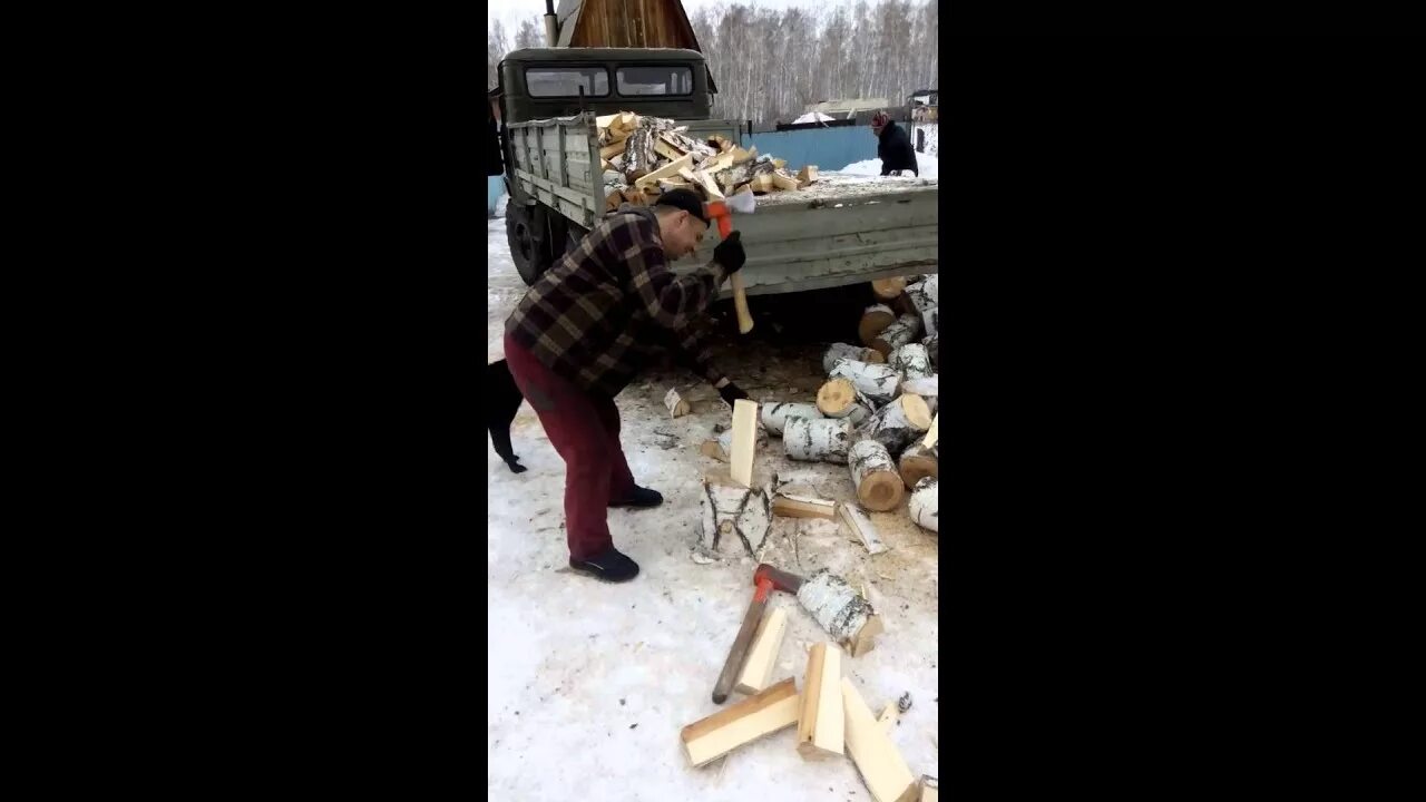 Кольщик дров вакансии московская область. Полено дрова. Пильщик дров. Дрова березовые в мешках. Нанять кольщика дров в вязьме.