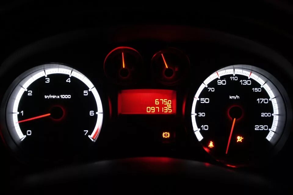 Пежо 308 знаки на панели. Приборная панель rcz peugeot 308. Контрольные приборы индикаторы пежо 308. Приборная панель пежо 408. Приборка rcz на 308.