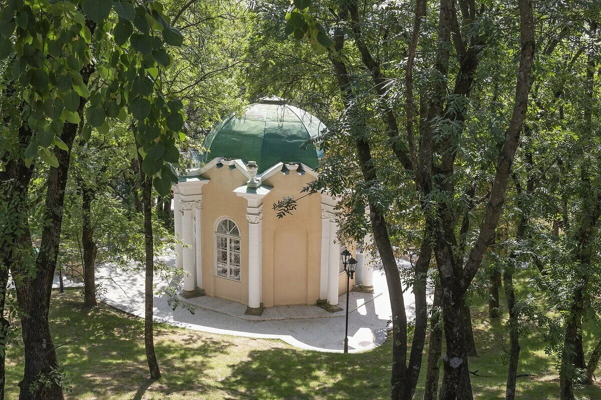 Нарзан откуда. Теплый нарзан в пятигорске. холодный нарзан пятигорск. нарзан источник кисловодск. нарзан в пятигорске источник.