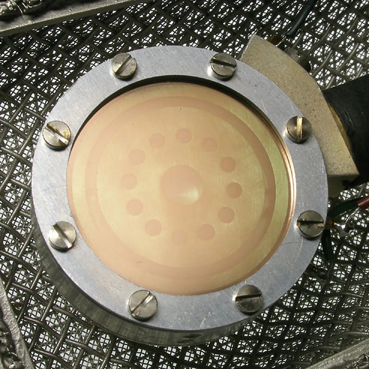 Диафрагма микрофона. Капсюль микрофона u89 neumann. нойман микрофон u89i. neumann u 89 i. капсюль конденсаторного микрофона.