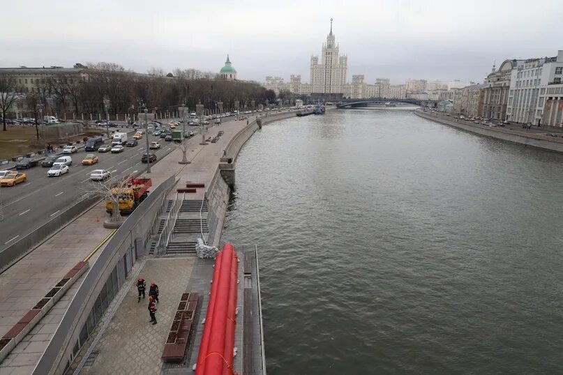 Усиление в москве сегодня. Москворецкая набережная Зарядье. Причал парк Зарядье. Москворецкая набережная причал.