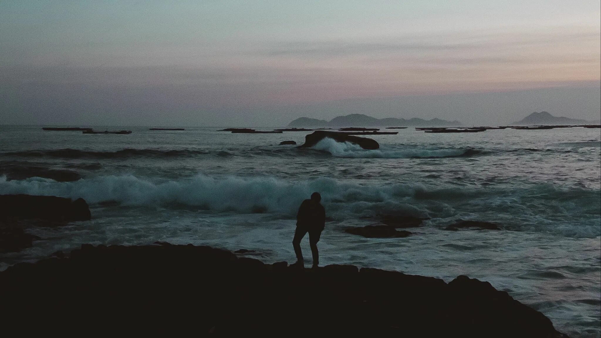 Грустью море не вычерпаешь. Море грусть. Темное море. Одиночество океан. Грустный на берегу моря.