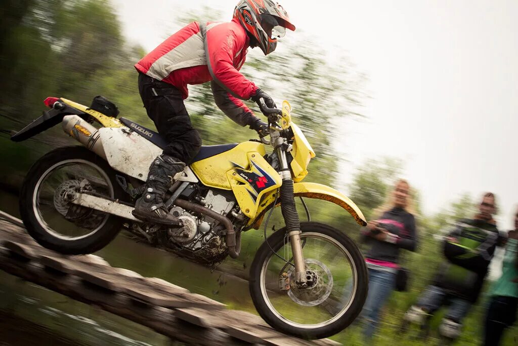 эндуро по дорогам. мотоцикл катается по городу. на эндуро можно по дороге. эндуро с человеком. кроссовый мотоцикл в грязи.