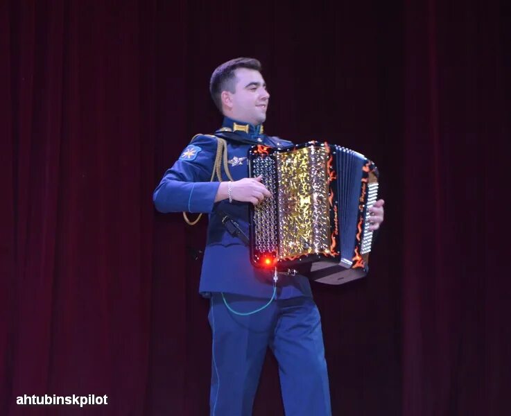 Выступление ансамбля продолжалось 1 час 44. Дом офицеров ахтубинск. концерты в ульяновске. выступление ансамбля,, мерчен,, 2025 и 2025. морозовск дом офицеров концерт. концерт 7 января 2025 года в ахтубинске в доме офицеров.