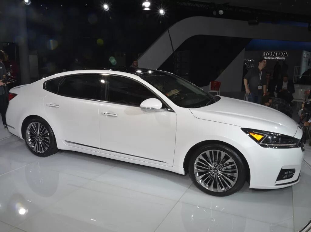 Киа удлиненная. Новая Kia Cadenza 2017. Kia Cadenza 2014 White. Киа Каденза 2022. Kia Cadenza 2015 White.