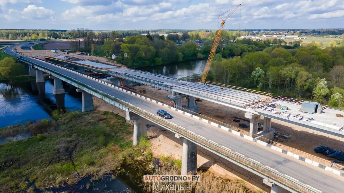 Через реку неман. Мост через неман в белице. автомобильный мост. железобетонный мост. пешеходный мост.