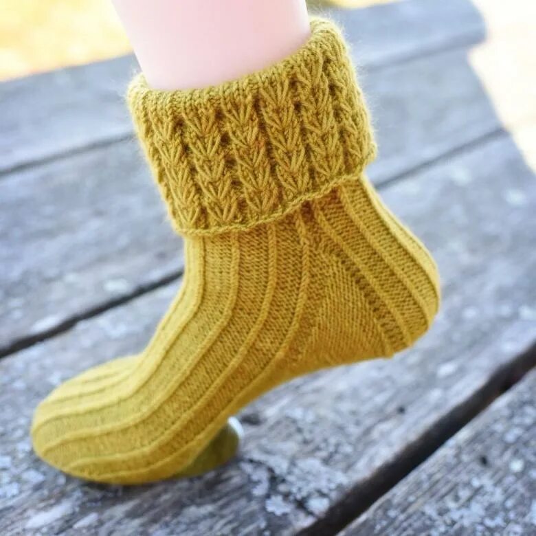 Вязаные ажурные носки. Носки спицами красивые. Вязаные носочки спицами. Вязаные носки. Вязаные носочки.