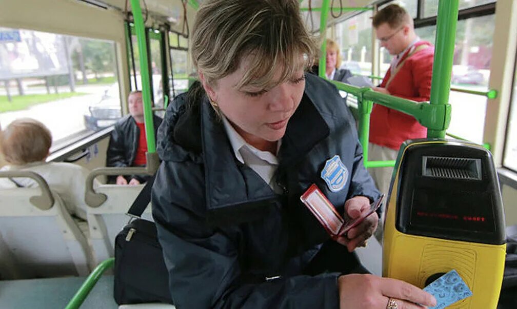 Контролер-Ревизор пассажирского транспорта. Контролер в автобусе. Контроллер в автобусе. Контролёр билетов в транспорте. Работа контролером в автобусах