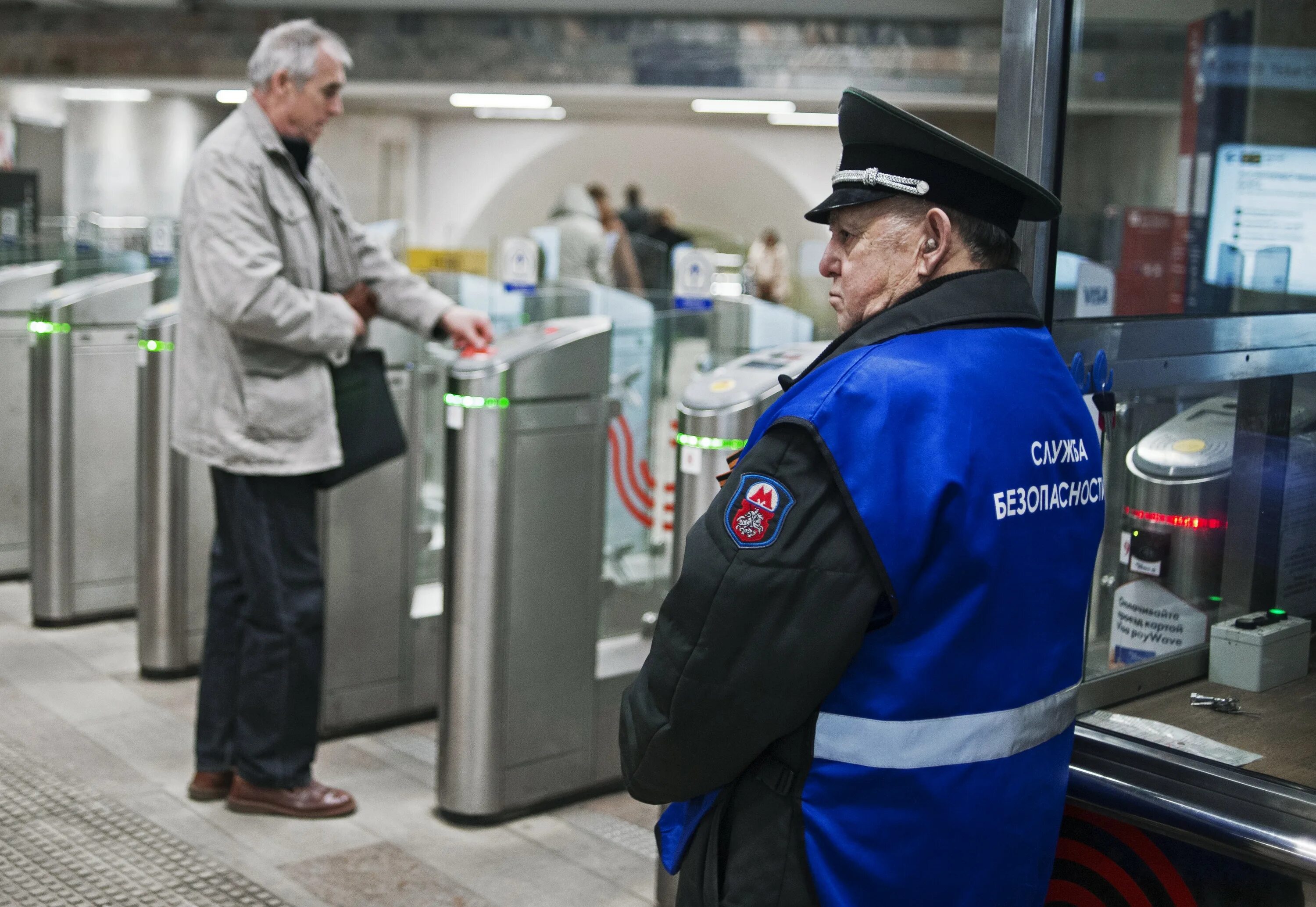 Персонал московского метрополитена. Сотрудник службы безопасности Московский метрополитен. Служба безопасности Московского метрополитена. Форма службы безопасности Московского метрополитена. Служба безопасности метрополитена Москвы форма.