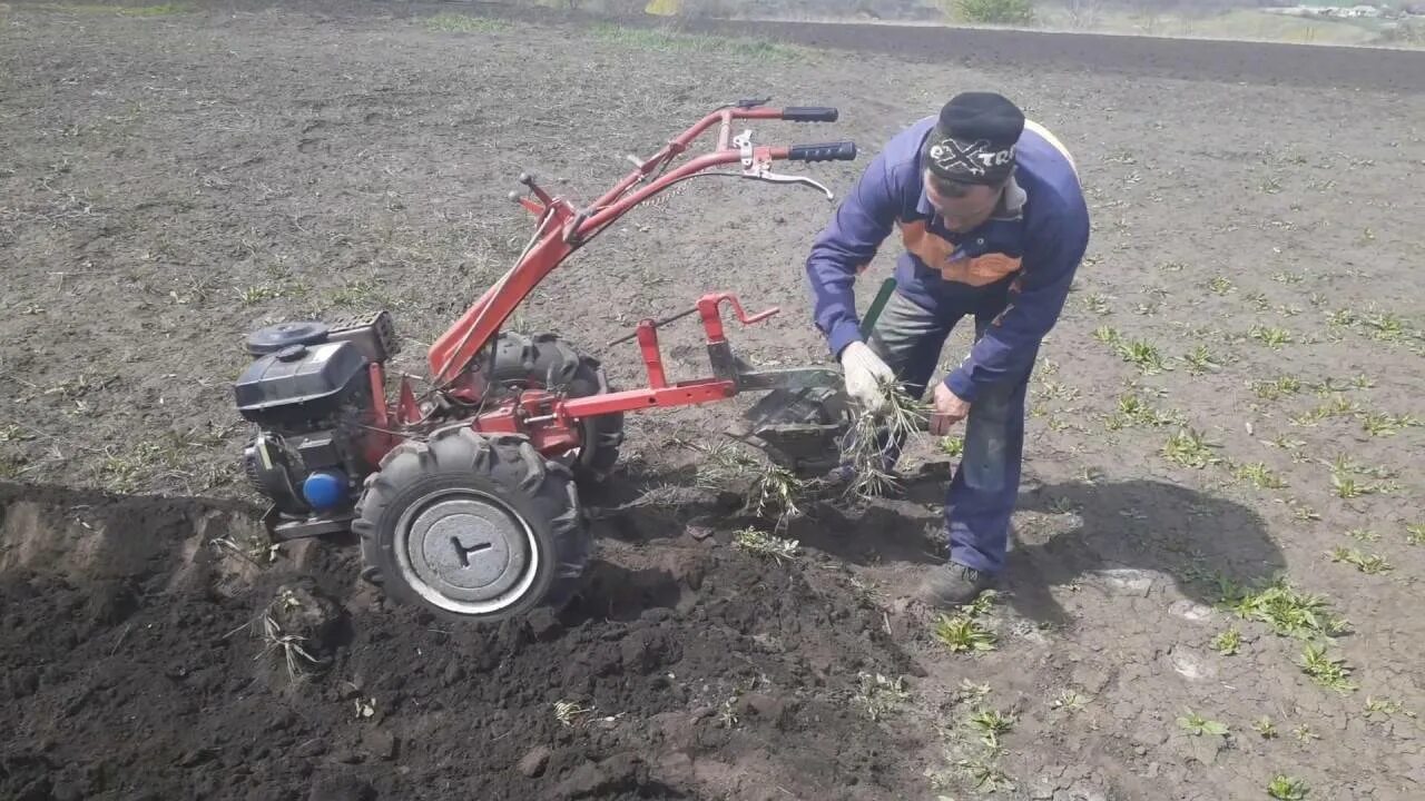 Пахать плугом видео. Плуг для мотоблока Агрос. Конный оборотный плуг для мотоблока Агро. Мотоблок ЗУБР конный плуг. Минитрактор из мотоблока Агро УМЗ 341.