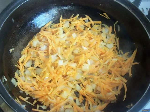 Тушение капусты. Тушеная свежая капуста. Тушеная капуста с морковью. Сельдерей тушеный с морковью. Как потушить капусту с морковью.