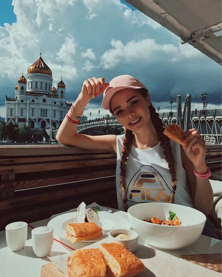 Samarka инстаграм. Фотосессия девушки зимой. Samarka инстаграм. Стильная девушка в кафе. Зимняя фотосессия.
