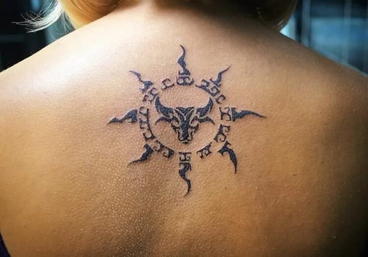 Тату знак зодиака телец. Туту знак зодиака телец. Таурус телец тату. Татуировка на затылке для девушек. Бык тату небольшое.