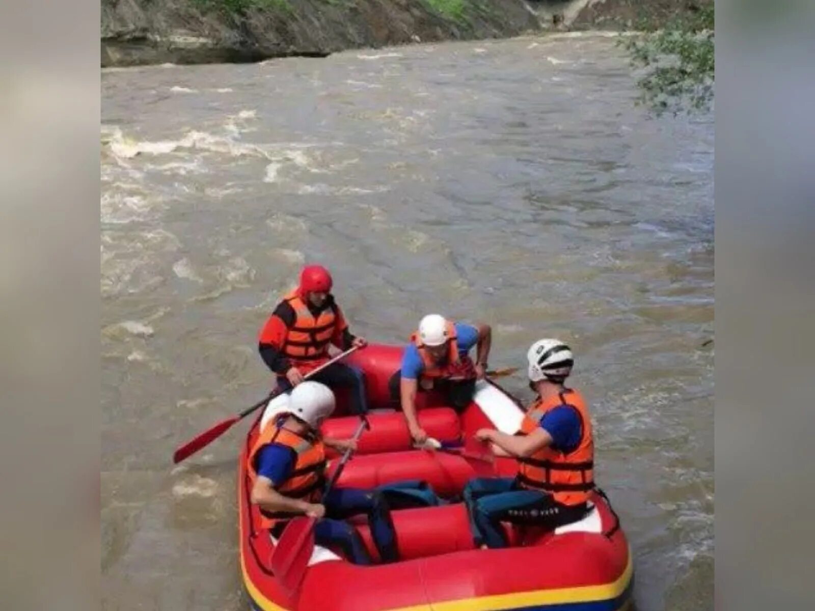 Река в Адыгее МЧС. Утонули туристы в Адыгее. Адыгея туристы спасли. Путешественник и река. Утонувшие туристы