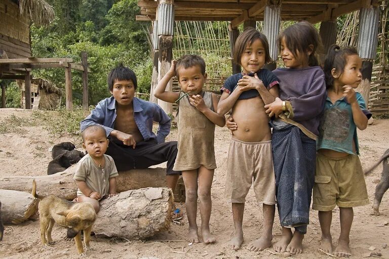 Дети Лаоса на реке. Фото современной семьи из Лаоса. Indian child pipi Village. Child penis